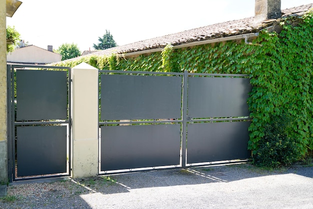 Portail de maison de porte en métal de peinture gris foncé en acier de porte de maison de banlieue