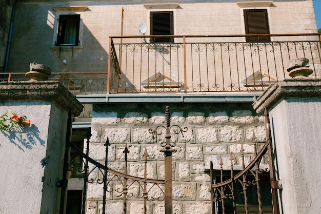 Portail métallique de l'immeuble avec balcon en fer forgé