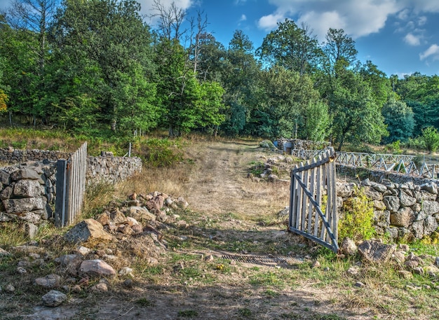 Portail ouvert à la campagne en Sardaigne