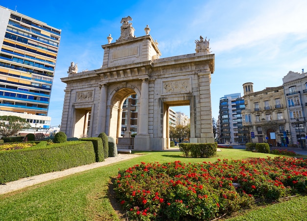 Portail de la porte de la mer à Valence