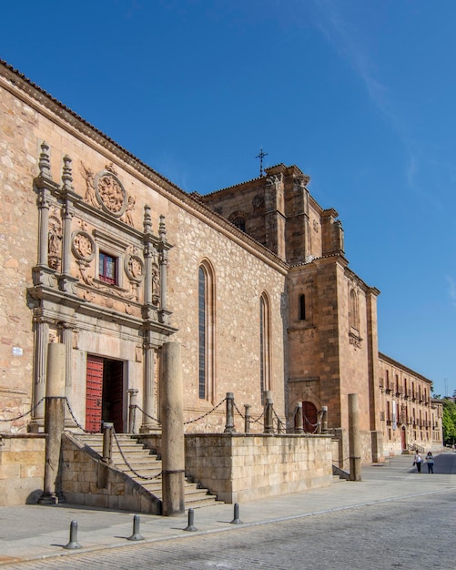 Le portail renaissancebaroque de l'atrium du Colegio Arzobispo Fonseca à Salamanque Espagne