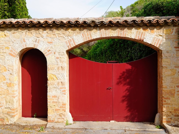 Portail rouge maison ancienne porte en aluminium en bois de la maison de jardin à arche vintage