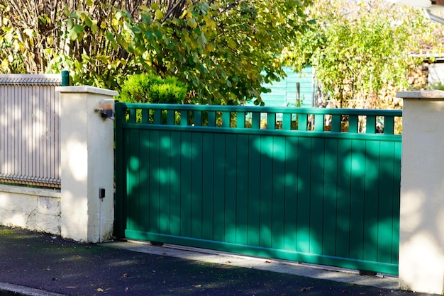 Portail rue banlieue accueil maison verte porte jardin entrée