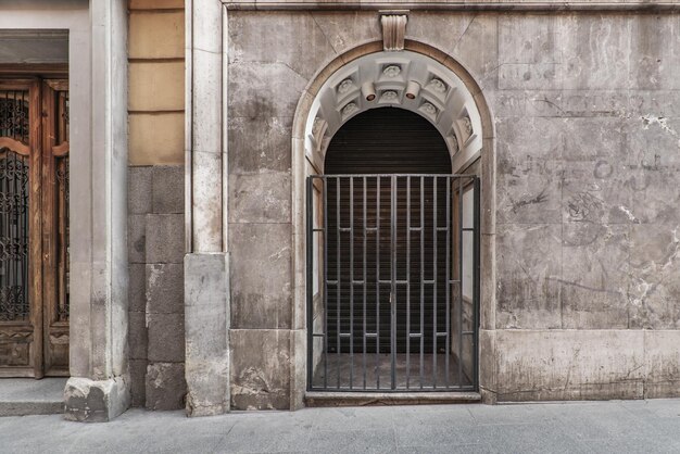 Porte d'accès à un local au niveau de la rue