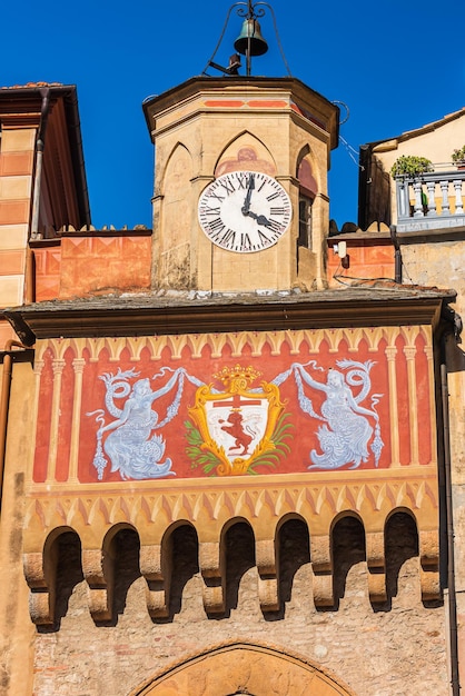 La porte de l'ancien village de Finalborgo, sur la Riviera italienne