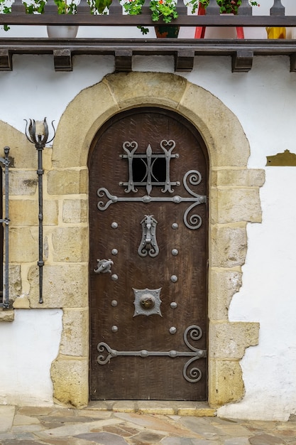 Porte d'une ancienne maison de conte de fées dans le village français de Bastide.France