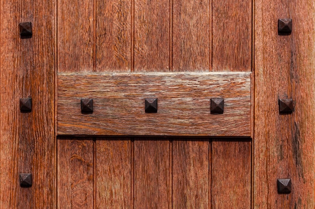 Porte antique Porte en bois antique de l'église close up