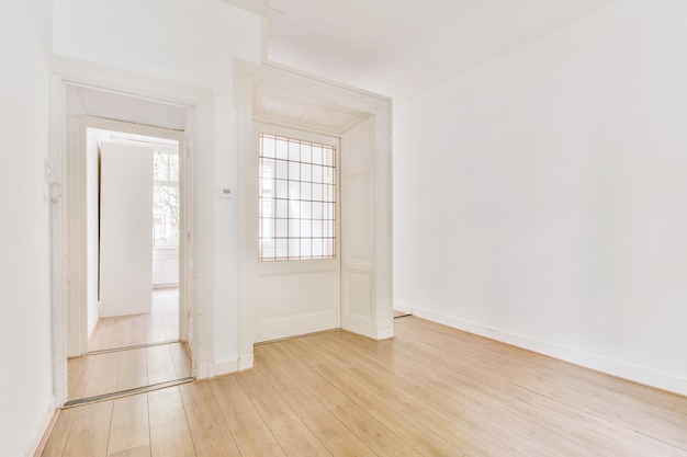 Porte d'appartement moderne avec murs blancs et parquet