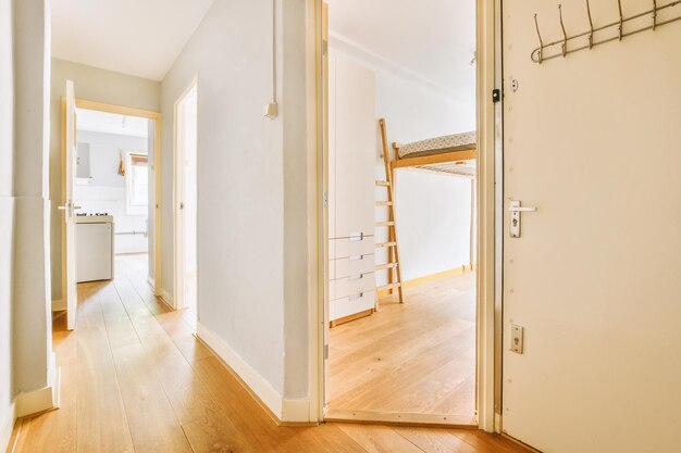 Porte d'appartement moderne avec murs blancs et parquet