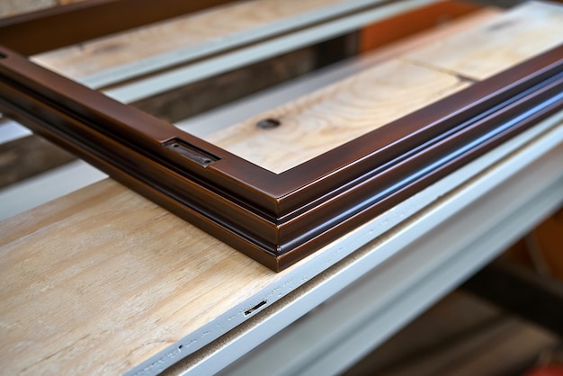 Porte d'armoire en bois en atelier Cadre laqué en mdf Processus de fabrication de meubles en bois