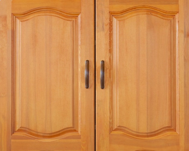 Porte d'armoire en bois jaune avec poignées marron