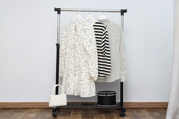 Porte-armoire avec différents vêtements concept de vêtements différents