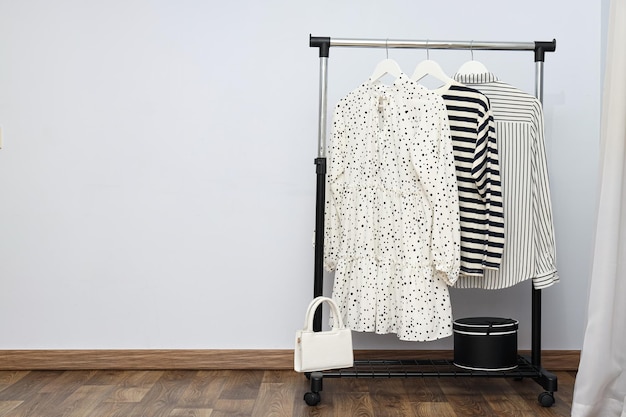 Porte-armoire avec différents vêtements concept de vêtements différents