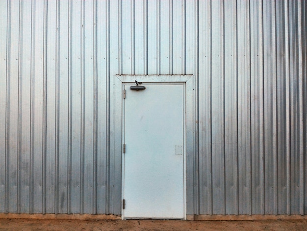 Photo porte blanche dans un mur en métal