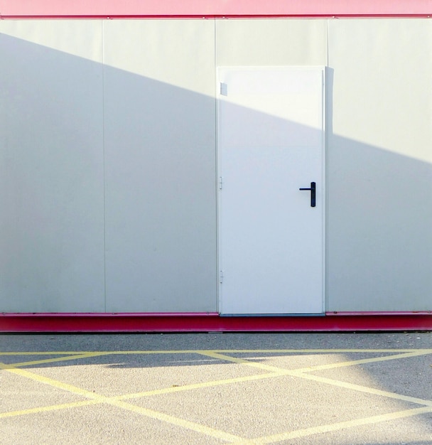 Porte blanche fermée sur le mur