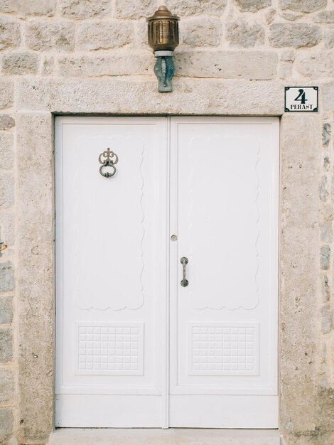 Photo une porte blanche fermée avec un texte sur le mur.