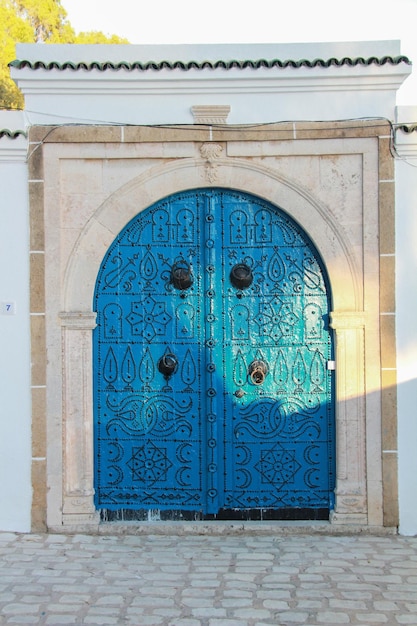 Porte bleue de l'architecture traditionnelle du village côtier de Sidi Bou Saïd en Tunisie en Afrique