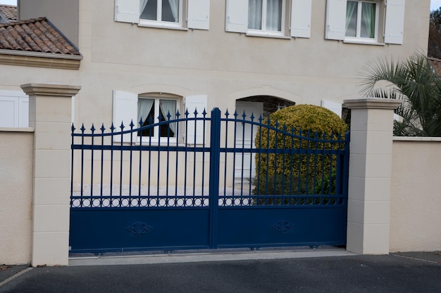 Photo porte bleue de design classique européen portail privé maison indépendante dans la rue de la banlieue