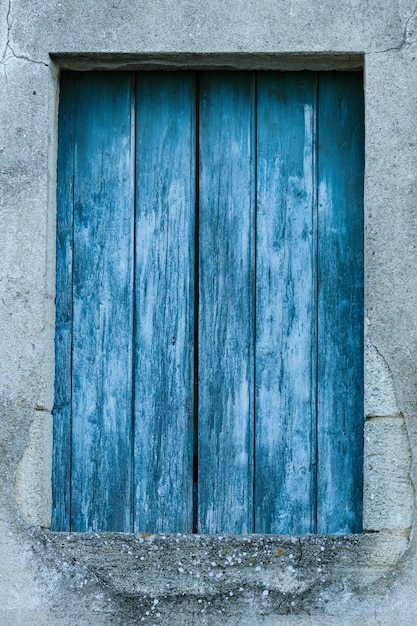 La porte bleue fermée d'un vieux bâtiment