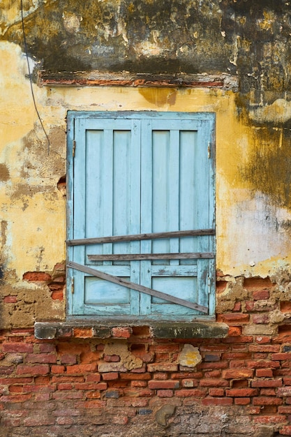 Photo une porte bleue sur un mur vintage d'un vieux bâtiment