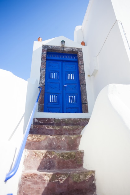 Porte bleue typique de l&#39;île de Santorin