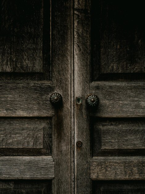 Photo porte en bois altérée et usée