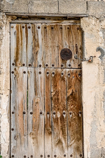 Une porte en bois ancienne et patinée