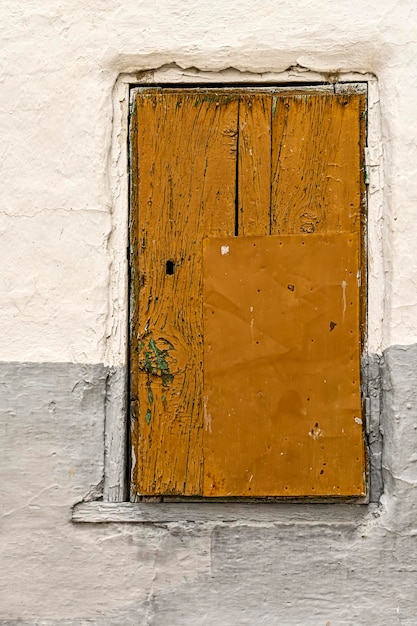 Une porte en bois ancienne et patinée