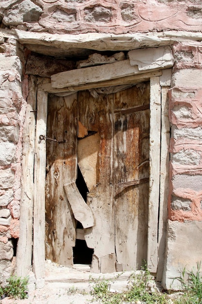 Une porte en bois ancienne et patinée