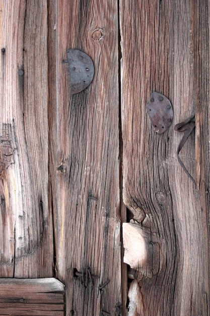 Une porte en bois ancienne et patinée