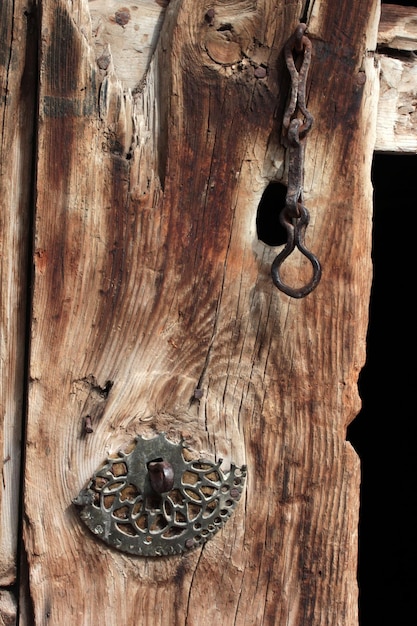 Une porte en bois ancienne et patinée