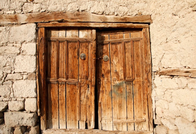 Une porte en bois ancienne et patinée