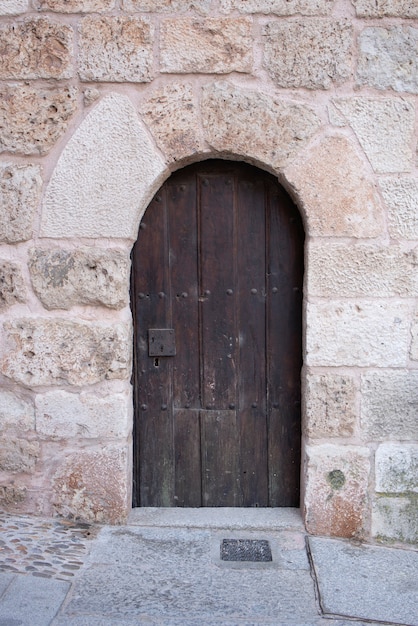 Porte en bois antique faite à la main