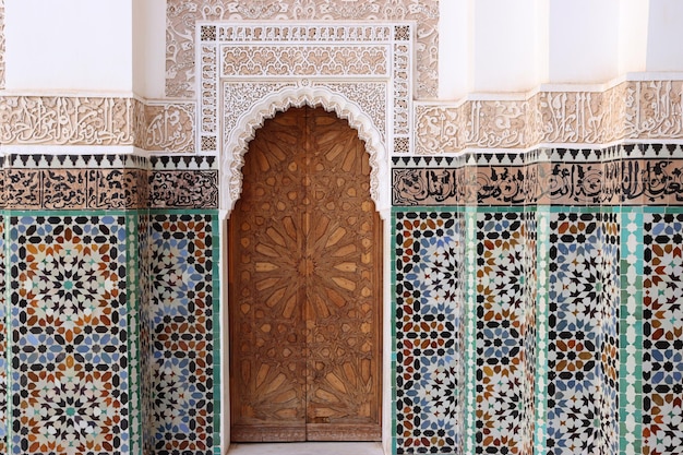 Porte en bois arabe avec arche et tuiles colorées. Décoration typiquement marocaine