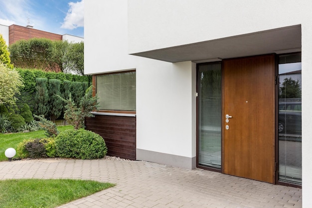 Une porte en bois avec un cadre blanc et le mot maison dessus