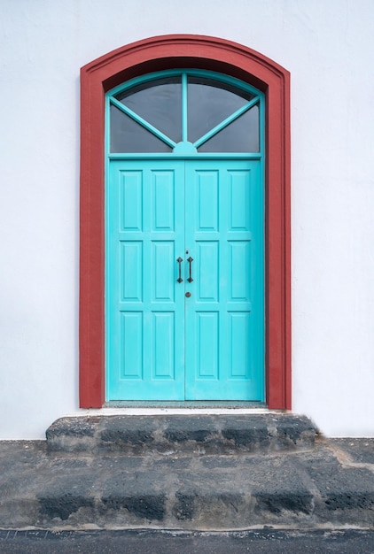 Porte en bois avec cadre en pierre tourisme rural