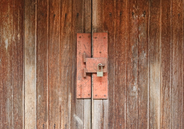 Porte en bois avec clé verrouillée