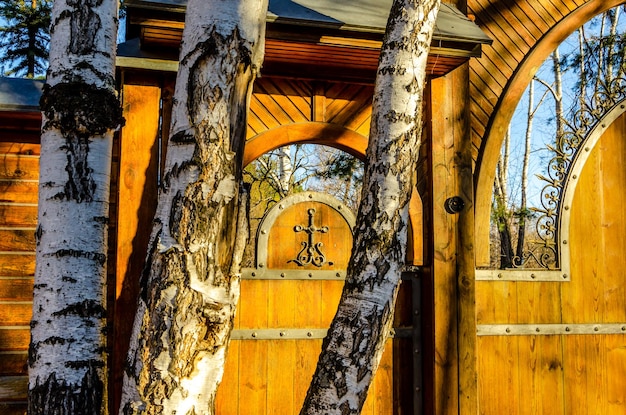 Une porte en bois avec une croix dessus