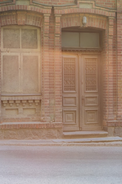 porte en bois dans l'ancien bâtiment