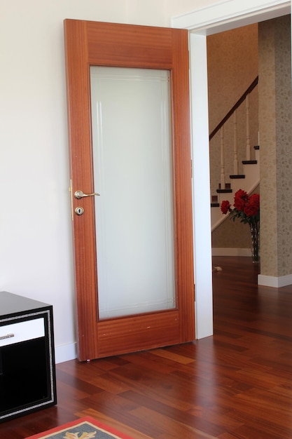 porte en bois dans la chambre