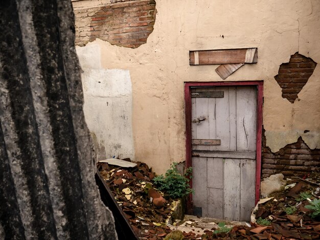 Photo une porte en bois dans une maison qui a été abandonnée par ses occupants