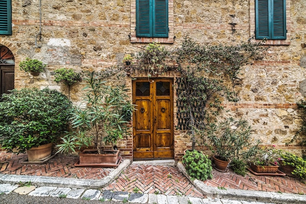 Porte en bois dans un mur rustique à Montecatini