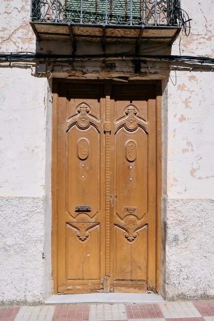 Photo une porte en bois détériorée d'une maison dans un petit village d'andalousie espagne