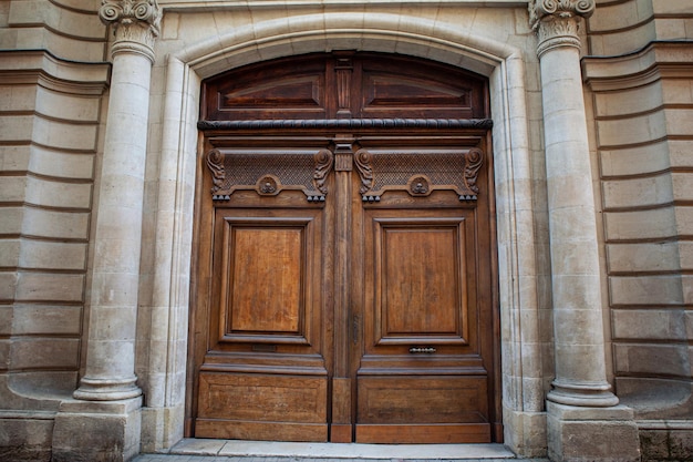 Porte en bois élégante sur une façade dans la ville française de Bordeaux