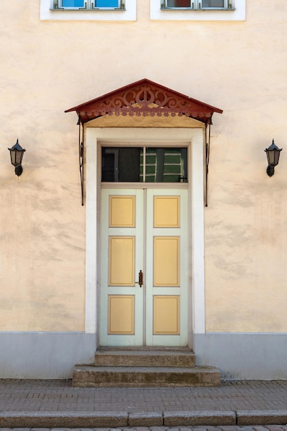 Porte en bois avec éléments de décoration en façade d'un immeuble ancien. Tallinn, Estonie. Porte ancienne en bois coloré