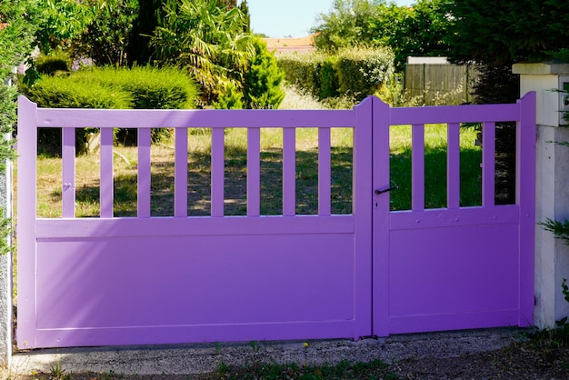 Porte en bois d'entrée violette rose fermée de maison moderne portail en bois de banlieue porte d'accès violette