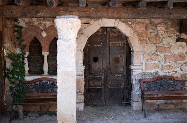 Porte en bois en façade ancienne