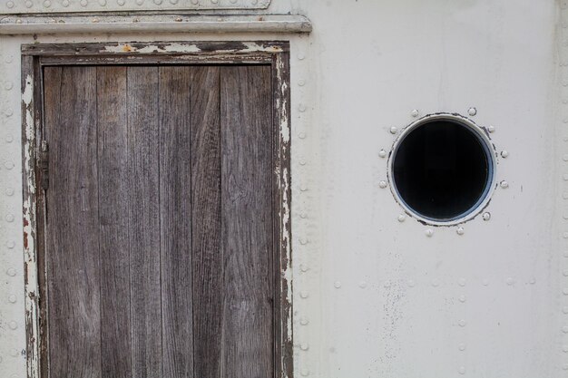 Photo porte en bois avec fenêtre en cercle texture ancienne avec motif naturel