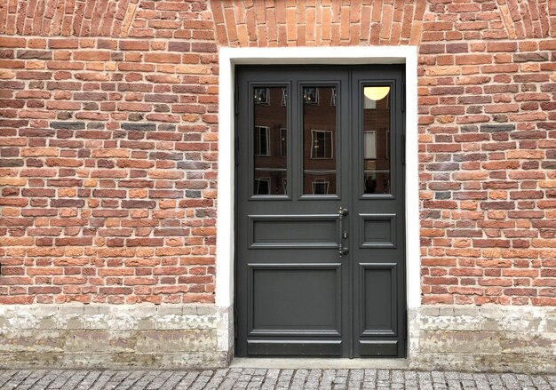 Photo porte en bois et fenêtre de la maison vue de devant du bâtiment