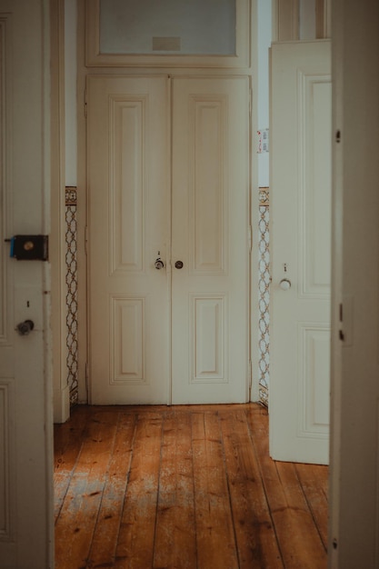 Photo porte en bois fermée d'un bâtiment